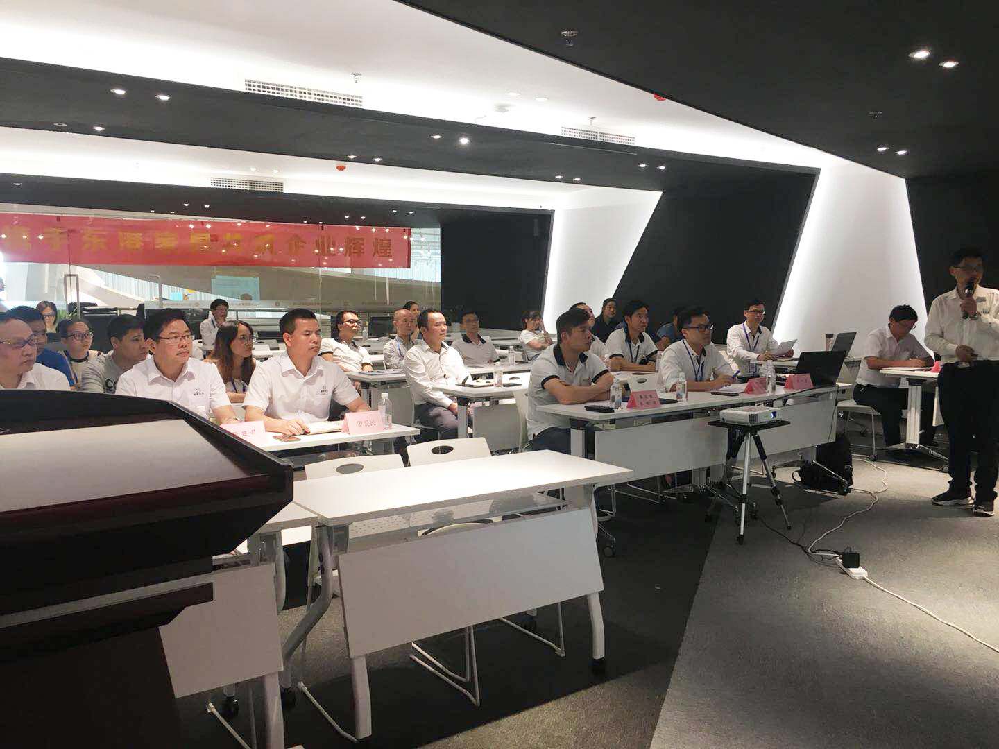 東港家具階段總結(jié)║攜手改革勇攀高峰，披荊斬棘再添佳績！